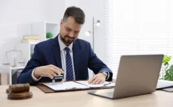 Rechtsanwalt verwendet einen Stempel für Kanzleidokumente im modernen Büro